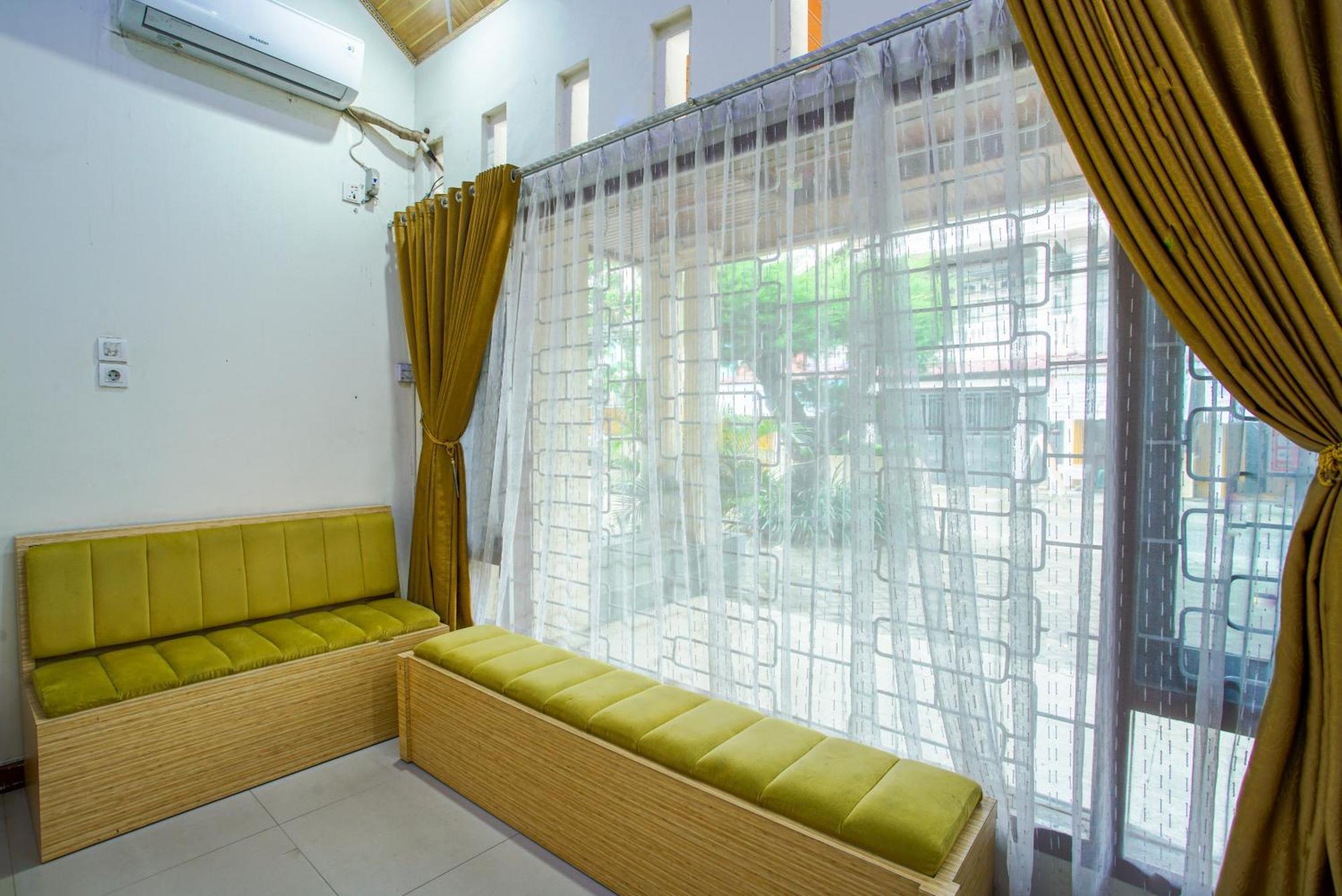 Capital O 90643 Suri Guest House Syariah Padang  Esterno foto